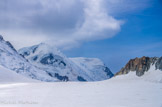 <center>De l'Aiguille du Midi (altitude 3777 m) à la Pointe Helbronner (altitude 3466 m).</center>La Vallée Blanche et le Mont Blanc.