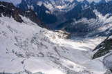 <center>De l'Aiguille du Midi (altitude 3777 m) à la Pointe Helbronner (altitude 3466 m).</center>En bas, la Mer de Glace.