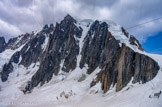 <center>De l'Aiguille du Midi (altitude 3777 m) à la Pointe Helbronner (altitude 3466 m).</center>Dans les nuages, le Mont Maudit ?