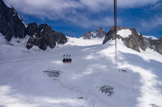 <center>De l'Aiguille du Midi (altitude 3777 m) à la Pointe Helbronner (altitude 3466 m).</center>Au fond, l'aiguille du Midi.