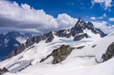 <center>De l'Aiguille du Midi (altitude 3777 m) à la Pointe Helbronner (altitude 3466 m).</center>Dent du Géant.