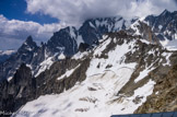 <center>Pointe Helbronner </center>Aiguille de Brenva devant et derrière Aiguille Noire de Peuterey, Aiguille Blanche de Peuterey. Dans les nuages, Mont Blanc.