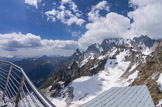 <center>Pointe Helbronner </center>Aiguille de Brenva devant et derrière Aiguille Noire de Peuterey. Le Mont Blanc dans les nuages.