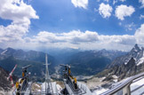 <center>Pointe Helbronner </center>A droite, Aiguille de Brenva devant et derrière Aiguille Noire de Peuterey.