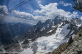 <center>De la Pointe Helbronner (3466 m) au Pavillon du Mont Fréty (2173 m).</center>Aiguille de Brenva devant et derrière Aiguille Noire de Peuterey, Aiguille Blanche de Peuterey. Dans les nuages, Mont Blanc.