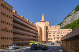 <center>Plateau d'Assy. Sanatorium Martel de Janville</center>Situés en altitude sur une suite de terrasses adossées à la forteresse des Fiz, les hauts plateaux de la commune ont été choisis pour accueillir l'une des plus grandes stations climatiques européennes. Le site et sa nouvelle population sont à l'origine de plusieurs révolutions dans les domaines de l'architecture moderne, de l'art moderne et de la sculpture contemporaine. Le 29 juin 1934, Marie Curie se rend au sanatorium de Sancellemoz à Passy (Haute-Savoie) pour y être hospitalisée. Elle y décède le 4 juillet.