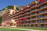 <center>Sanatorium Martel de Janville</center>Le sanatorium Martel de Janville est le dernier établissement construit par les architectes Pol Abraham (1891-1966) et Henry Jacques Le Même (1897-1997) pour l'Association des Villages Sanatoriums de Haute Altitude (AVSHA) au Plateau d'Assy sur la commune de Passy. La concentration maximale de tous les services au sein d’un bâtiment unique en font un modèle d'architecture sanatoriale qui sera diffusé en France et en Europe jusque dans les années 1950. Considéré à l’époque comme un établissement de pointe il disposait de 170 chambres individuelles et accueillait en priorité des officiers et sous-officiers atteints de tuberculose pulmonaire issus de différents corps de l'armée.