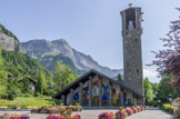 <center>Église Notre-Dame-de-Toute Grâce </center>L'auvent, profond de 5 m, est soutenu par 6 piliers massifs. Conseillé par son ami le père dominicain Maris Alain Couturier, pour qui 