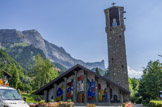 <center>Église Notre-Dame-de-Toute Grâce </center>L'église ND-de Toute-Grâce est l'œuvre du chanoine Jean Devémy, l'aumônier du sanatorium de Sancellemoz,. Bâtie par Maurice Novarina à partir de 1938, consacrée en 1950, l'édifice évoque les robustes maisons traditionnelles solidement ancrées au sol, que l'architecte flanque d'un clocher dont l'élévation (28 m) conduit le regard jusqu'aux sommets de la chaîne des Fiz.