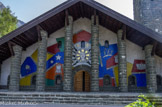 <center>Église Notre-Dame-de-Toute Grâce </center>Fernand Léger conçoit pour la façade une mosaïque de 152 m². Au centre, un médaillon où s’inscrit le visage de la Vierge ; tout autour 9 symboles dont les chrétiens auréolent Marie dans les Litanies.