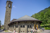 <center>Église Notre-Dame-de-Toute Grâce </center>La pierre verte du pays (Grès de Tayeyennaz) est choisie pour le gros œuvre, l'épicéa pour la charpente et les ardoises vertes des Antennes pour la toiture.