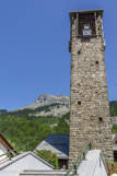 <center>Église Notre-Dame-de-Toute Grâce </center>Le clocher, haut de 28m, élève le regard jusqu'aux sommets de la chaîne des Fiz.