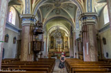 <center>Église paroissiale Saint-Pierre-et-Saint-Paul de Passy</center>L’aspect massif de l’édifice, contraste fortement avec le décor intérieur, festif et polychrome. L’art baroque, marqué par les principes de la Contre-réforme, doit émouvoir et entraîner le fidèle dans sa foi : l’exubérance n’a d’égale que la compréhension de l’histoire sacrée. La nef à 4 travées, délimitées par des piliers à section cruciforme, est flanquée de 2 collatéraux. Le couvrement est réalisé en voûtes d’arêtes peintes. Une corniche de  stuc souligne les murs de l’édifice.