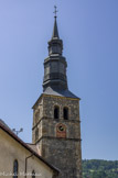 <center>Église Saint-Gervais de Saint-Gervais-les-Bains</center>La base du clocher doit être une ancienne fortification médiévale du XIe-XIIe siècle, type tour carrée, contrôlant le passage obligé du premier pont du Diable. Elle est restaurée en clocher à la fin du XVe siècle après 1471. L'édifice est incendié par la foudre en 1792. Sa reconstruction, envisagée dès 1806, n'a finalement été entreprise qu'en 1819 sous la Restauration sarde, par l'architecte Amoudruz qui dessina ce clocher à bulbes.