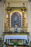 <center>Saint-Nicolas-de-Véroce</center>Dans le transept gauche : l'autel du Rosaire. Les colonnes torsadées garnies de pampre de vigne, représentation symbolique et incontournable dans l'art baroque, qui préfère les lignes courbes aux lignes droites.
