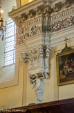 <center>Saint-Nicolas-de-Véroce</center>d’autres portent des fleurs ou des grappes de raisins et des épis de blé. Les vitraux sont en verre blanc, dans l’esprit du baroque de l’époque, pour ne pas détourner l’attention du chœur et de son retable.
