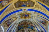 <center>Saint-Nicolas-de-Véroce</center>Le décor de la voûte a été peint en 1856 par Joseph et Laurent Avondo, avec un fond bleu très caractéristique. Le dessus de l’autel montre la scène centrale de la Pentecôte entouré de la Résurrection à gauche et de l'Ascension à droite. Tout en haut, la Nativité.