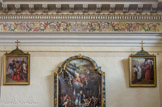 <center>Saint-Nicolas-de-Véroce</center>La frise baroque est le seul décor d’origine, de 1751, resté en place. Cette frise colorée est animée de petits anges entrelacés de rinceaux bleus, rouges, jaunes et verts.