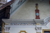 <center>Eglise de la Sainte Trinité des Contamines Montjoie</center>La corniche et les volutes de la frise sur lesquelles volettent de petits anges.