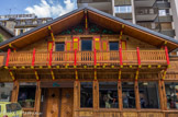 <center>Chamonix </center>Chalet typique de savoie. Chamonix entre dans l'histoire en 1091 lorsque le comte Aymon Ier de Genève fait dotation de la vallée à l'abbaye bénédictine de Saint-Michel de la Cluse, en Piémont. Des moines s'installent sur la rive droite de l'Arve. C'est la naissance du prieuré de Chamonix. La commune est un territoire du duché de Savoie qui fait partie des États de Savoie, eux-mêmes intégrés au royaume de Sardaigne. Puis sous la Révolution française et le Premier Empire, elle devient un territoire français. Le 24 mars 1860, par le traité de Turin, le duché de Savoie est cédé à la France. Le 4 avril 1860, la commune de Chamonix devient alors définitivement française et prend le nom de Chamonix-Mont-Blanc le 21 novembre 1921.