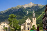 <center>L'église St-Michel </center>une première église, attestée, est édifiée par les moines en 1119, bien qu'il en existait une plus ancienne. En 1522, tant le prieuré que le bourg sont détruits par un incendie. On décide de reconstruire l'église en 1702, notamment avec la participation de maçons piémontais dont un Pierre Rouge et Antonio Janetta. À peine consacrée, l'église est détruite à nouveau par un incendie en 1758 . Le toit, le clocher et le mobilier disparaissent dans les flammes. On entreprend la réhabilitation des peintures en 1760. Elle se terminera en 1790. D'importants travaux de restauration sont entrepris en 1830. En 1864, la façade actuelle de style Napoléon III est élevée et une travée est ajoutée. Au début des années 80, l'intérieur est entièrement restauré.