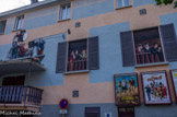 <center>Chamonix </center>Tournage à Chamonix
La coloration de cette façade arrière du Cinéma « Le Vox » intègre des acteurs et des réalisateurs de cinéma ayant participé à des films tournés à Chamonix.
De gauche à droite, on trouve :
Claude Lelouch à la caméra
«Si c'était à refaire», 1976 et «Tout ça pour ça», 1993
Bernard Giraudeau faisant un «clap»
«La face de l'ogre», 1987
Sami Frey
«La voie Jackson», Gérard Herzog, 1980 Gérard Depardieu
«Dites-lui que je l'aime», Claude Miller 1977
Catherine Deneuve
«Si c'était à refaire», Claude Lelouch, 1976
Jean-Paul Belmondo et Jean Rochefort
«Les tribulations d'un chinois en Chine», Philippe de Brocca, 1965
Pierce Brosnan
«The world is not enough», Michael Apted, 1999