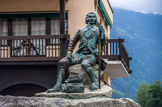 <center>Chamonix</center>La statue du docteur Michel Paccard. Au docteur Michel Gabriel Paccard vainqueur du Mont Blanc avec Jacques Balmat le huit août 1786.