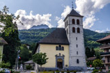 <center>Église Saint-Jacques </center>Reconstruite en 1680 à la suite d'un énième incendie, sur une ancienne église du Xéme siècle qui avait été érigée en collégiale en 1389. Sa façade principale du XVIIème est percée d'un portail monumental avec son fronton curviligne interrompu, encadrant une niche dédiée à St Jacques et surmonté d'une serlienne (héritage de l'art baroque). Clocher du XVIIIe.