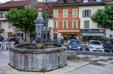 <center>Sallanches</center>Fontaine devant l'église.