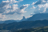 <center>Le Mont Aiguille. </center> Son architecture singulière, son allure de sentinelle, sa réputation de mont inaccessible ont forgé au Mont Aiguille son aura de mystère.
C’est peut-être ce qui incita le Roi Charles VIII à organiser, en 1492, l’ascension de ce coin de France encore inexploré.
Antoine de VILLE, seigneur lorrain et capitaine de Montélimar, est chargé de conquérir la montagne comme l’on prend une forteresse : tailleur de pierre, échelleur, charpentier, prédicateur du roi et aumônier l’accompagnent.

Le sommet est atteint le 26 juin 1492. Il s’agit là du premier acte d’alpinisme dûment authentifié. Mais, c’est seulement en 1834 que le mont est de nouveau gravi par un berger de Trésanne. le-mont-aiguille-en-ete

Parti avec une équipe de 6 hommes, il est le seul à parvenir au sommet. Cette ascension eut un fort retentissement et mit définitivement fin à l’inaccessibilité légendaire du mont. Puis, en 1877, Edouard ROCHAT et ses compagnons ouvrent l’ère des ascensions touristiques et les courses au sommet du Mont Aiguille se succèdent.