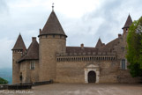 <center>Château de Virieu. </center>Le château de Virieu est un ancien château de terre transformé en château de pierre du début du XIe siècle, probablement vers 1010, plusieurs fois remanié depuis. Le château fut le chef-lieu du mandement de Virieu cité comme tel en 1107 lors du partage du comté de Sermorens