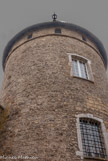 <center>Château de Virieu. </center>  Deux grosses tours cylindriques coiffées en poivrière cantonnent la façade ouest.
