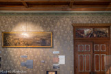 <center>Villard-Bonnot : Maison Bergès et Musée de la Houille Blanche.</center> Chambre d'Aristide. Papier peint Art nouveau, au motif de lys entourés de fleurs, sur un fond de fines branches. Dessin de Charles Ruffly.
Bordures haute et basse, au motif de cercles et de feuillages entre deux galons.
Impression au cylindre.
Manufacture J. Zuber et Cie (Rixheim), 1898.