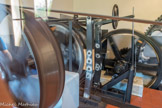 <center>Funiculaire de Saint-Hilaire-du-Touvet.</center> En salle des machines, le treuil est muni d'un frein à main actionné par le machiniste pour la mise en marche et l’arrêt des machines. Un autre frein, automatique, fonctionne si la vitesse augmente anormalement, suite à une fausse manœuvre ou en cas de panne de courant. Les voitures sont équipées de deux freins d'agrippement automatiques. Ces patins sont de véritables mâchoires qui emprisonnent les rails en cas de problème. Ils sont conçus pour arrêter la charge maximale d’une voiture au niveau de la plus forte pente.