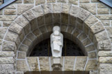 <center>Vassieux.</center>Coiffant le porche d'entrée, une statue de la vierge, œuvre d'Émile Gilioli.