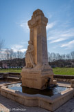<center>Jouques.</center> Monument aux morts. Ce monument a été restauré en 2011. Son socle a été débarrassé d’une gangue calcaire recouverte de mousse pour retrouver le socle sculpté avec la mention « A nos Enfants »