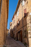 <center>Jouques.</center> La rue de l'horloge.
