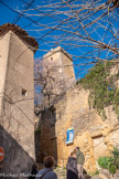 <center>Jouques.</center> La rue de l'horloge.