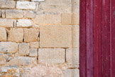 <center>Jouques.</center> Notre-Dame de la Roque. Pierre où sont gravées deux tours, armoiries des Castellane.