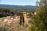 <center>Jouques.</center> Chapelle Notre-Dame-de-la-Roque. Du parvis, la vue s'étend de la vallée du Réal aux crêtes des Ubacs, de Concors et de Sainte-Victoire.