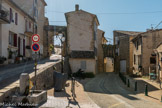 <center>Jouques.</center> Porte Saint-Pierre, à droite. Seule porte conservée du dernier rempart de Jouques, elle était surmontée d’un mâchicoulis dont cinq consoles sont encore visibles.