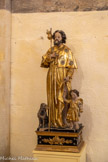 <center>Jouques.</center> Eglise Saint Pierre. Saint Roch et l'Enfant Jésus. Bois : taillé, peint (polychrome), doré, 1856. Le saint, habillé en pèlerin de Saint-Jacques, soulève un pan de sa robe de sa main gauche pour laisser voir sa plaie que désigne l'Enfant Jésus, debout devant lui. A sa droite, un chien lui apporte du pain qu'il tient dans sa gueule.