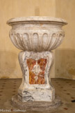 <center>Jouques.</center> Eglise Saint Pierre. Fonts baptismaux. Marbre (polychrome), 18e siècle. Réalisés en 1764 par le sculpteur Constable d'Aix.