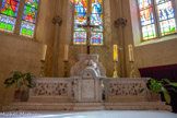 <center>Jouques.</center> Eglise Saint Pierre. Maître-autel. L'ensemble est en marbre prolychrome. En 1875, un incendie brûle le retable en bois doré qui le surmontait. Le retable est alors remplacé, en 1876, par des gradins en marbre polychrome et un tabernacle dont l'intérieur est en biscuit de Saxe.