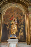 <center>Jouques.</center> Eglise Saint Pierre. Statue : Vierge à l'Enfant. Bois : taillé, peint (polychrome), doré, 18e siècle. La Vierge et l'Enfant sont couronnés. Le socle de la statue repose sur quatre lions couchés. Retable de la donation du Rosaire.