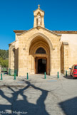 <center>Jouques.</center> Eglise Saint Pierre. Le porche et la porte d'entrée datent du XIXe siècle.