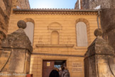 <center>Jouques.</center> Musée d'histoire locale. Ancienne chapelle Saint Jean, XVIIe siècle. Les pénitents blancs occupèrent cette Chapelle du XVIII au XXème siècle. A l’origine, les Pénitents sont des communautés catholiques composées de membres laïcs, organisées sous forme de confréries, sous l’autorité de l’Évêque du lieu. Communautés de prière et d’entraide, leurs actions charitables annoncent les mutuelles