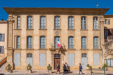 <center>Jouques.</center> Hôtel de ville. Ce bel hôtel particulier, construit vers 1725 par Françoise Bérard, d'une riche famille bourgeoise, fut acquis en 1765 par Gaspard d'Arbaud, frère du coseigneur de Jouques, sans doute pour y loger, sa famille pendant le chantier de construction du nouveau château du Piémont. On attribue les plans de cet hôtel à l'architecte aixois Laurent Vallon.
L'ordonnancement de la façade et la sobriété du décor rappellent les beaux hôtels aixois. Une cour, ceinte de hauts murs et fermée d'un portail à deux piliers, isolait la maison de la rue du Barri qui deviendra plus tard le boulevard de la République.
La commune l'acheta en 1912 pour y installer l'hôtel de ville, établi jusqu'alors au 72 rue Grande. La cour murée a été remplacée par un parvis lors de l'aménagement du boulevard.