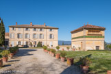 <center>Domaine d'Arnajon.</center> La construction de la grande bastide commence en 1666 sur l’emplacement des anciennes bastides mitoyennes par les maçons aixois Peyton et Ferran, avec une façade « rustique » provençale.