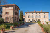 <center>Domaine d'Arnajon.</center> A gauche du château, la chapelle construite vers 1890.